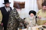 כ"ק אדמו"ר מוויזניץ שליט"א באזוכט מאה שערים, ביי שמחת שבע ברכות לבן הנגיד ר' יוסף קדיש בארזעסקי פון לאנדאן, בבית הנגיד הרה"ח ר' אברהם פריש