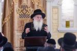 המשפיע הגה"צ רבי אהרן טויסיג שליט"א ביים ציון הק' אין ראדאשיץ פולין ביומא דהילולא קדישא צוזאמען מיט א גרויסע קבוצה חסידים ומעריצים פון איבער די גארע וועלט