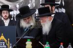 המשפיע הגה"צ רבי אהרן טויסיג שליט"א ביים ציון הק' אין ראדאשיץ פולין ביומא דהילולא קדישא צוזאמען מיט א גרויסע קבוצה חסידים ומעריצים פון איבער די גארע וועלט