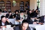 המשפיע הגה"צ רבי אהרן טויסיג שליט"א ביים ציון הק' אין ראדאשיץ פולין ביומא דהילולא קדישא צוזאמען מיט א גרויסע קבוצה חסידים ומעריצים פון איבער די גארע וועלט