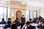 המשפיע הגה"צ רבי אהרן טויסיג שליט"א ביים ציון הק' אין ראדאשיץ פולין ביומא דהילולא קדישא צוזאמען מיט א גרויסע קבוצה חסידים ומעריצים פון איבער די גארע וועלט