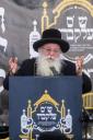 המשפיע הגה"צ רבי אהרן טויסיג שליט"א ביים ציון הק' אין ראדאשיץ פולין ביומא דהילולא קדישא צוזאמען מיט א גרויסע קבוצה חסידים ומעריצים פון איבער די גארע וועלט