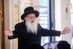 המשפיע הגה"צ רבי אהרן טויסיג שליט"א ביים ציון הק' אין ראדאשיץ פולין ביומא דהילולא קדישא צוזאמען מיט א גרויסע קבוצה חסידים ומעריצים פון איבער די גארע וועלט