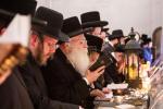 המשפיע הגה"צ רבי אהרן טויסיג שליט"א ביים ציון הק' אין ראדאשיץ פולין ביומא דהילולא קדישא צוזאמען מיט א גרויסע קבוצה חסידים ומעריצים פון איבער די גארע וועלט