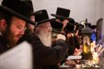 המשפיע הגה"צ רבי אהרן טויסיג שליט"א ביים ציון הק' אין ראדאשיץ פולין ביומא דהילולא קדישא צוזאמען מיט א גרויסע קבוצה חסידים ומעריצים פון איבער די גארע וועלט