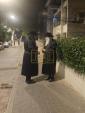 לימנובער רב אויף די גאסן פון קרית צאנז נאכן געבן א שיעור