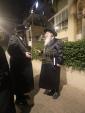 לימנובער רב אויף די גאסן פון קרית צאנז נאכן געבן א שיעור