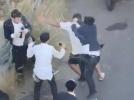 איזראעלי דרייווערס האבן פארלוירן די געדולד און הייבן אן צו שלאגן פראטעסטירער אויף הייוועי 4.
