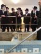 כ"ק אדמו"ר מפאפא שליט"א ביים כשרן די מקוואות אין רשת מחנות פאפא לקראת הזוממער הבעל"ט