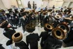 הכרת הטוב פאר די תומכי תורה: די פראכטפולע און געהויבענע שבע ברכות פונעם מכון 'אור פני משה' דחסידי וויזניץ.  