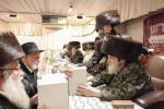הכרת הטוב פאר די תומכי תורה: די פראכטפולע און געהויבענע שבע ברכות פונעם מכון 'אור פני משה' דחסידי וויזניץ.  