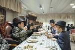הכרת הטוב פאר די תומכי תורה: די פראכטפולע און געהויבענע שבע ברכות פונעם מכון 'אור פני משה' דחסידי וויזניץ.  