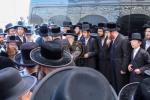 כ"ק אדמו"ר מסערדאהעלי שליט"א איז מתפלל ביים קבר רחל אמנו 