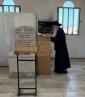 שטייענדיג פאר די חתונה פון א אייניקל, איז כ"ק אדמו"ר מצאנז שליט"א אליינס ארויף על ציון אביו