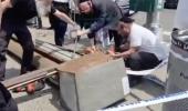 Main image for נייעס אין בארא פארק: א סטאר-געיט אויף די 13'טע עוועניו איז פלוצלונג אראפגעפאלן, און האט אויסגעמיטן די דורכגייער וואס זענען דארט געשטאנען. ברוך השם אז קיין שום פארוואונדעטע זענען נישט באריכט געווארן.