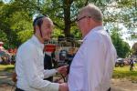 סענאטאר ביל וועבער באטייליגט זיך ביי די יערליכע 'סעיפטי קארניוואל' פון ארגאניזאציע חברים אין וויאלא פארק