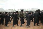 טויזענטער חסידי גור פאראייניגט קעגן די גזירת הגיוס בראשות רבם כ"ק אדמו"ר מגור שליט"א 
