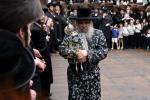 כ"ק אדמו"ר מסאטמאר שליט"א ביים הכנסת ספר תורה דורך הרה"ח ר' ישראל פערל הי"ו אין ביהמ"ד הגדול אין קרית יואל 