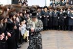 כ"ק אדמו"ר מסאטמאר שליט"א ביים הכנסת ספר תורה דורך הרה"ח ר' ישראל פערל הי"ו אין ביהמ"ד הגדול אין קרית יואל