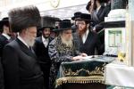 כ"ק אדמו"ר מסאטמאר שליט"א ביים הכנסת ספר תורה דורך הרה"ח ר' ישראל פערל הי"ו אין ביהמ"ד הגדול אין קרית יואל 
