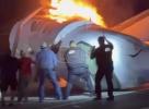 דראמאטישע עמערדזשענסי: רעטונגס כוחות יאגן זיך ארויסצוהעלפן די פאסאזשירן פון א געקראכטע פליגער אין קאליפארניע