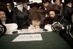 שמחת הכנסת ספר תורה געשריבן געווארן דורך מתפפללי ביהמ"ד פאפא- סעדל ריווער, בראשות כ"ק אדמו"ר מפאפא שליט"א, מעמד סיום כתיבת אותיות בבית הרבני הנגיד ר' ישראל חיים וועבער בריח התיכון פונעם שטיבל