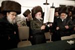 שמחת הכנסת ספר תורה געשריבן געווארן דורך מתפפללי ביהמ"ד פאפא- סעדל ריווער, בראשות כ"ק אדמו"ר מפאפא שליט"א, מעמד סיום כתיבת אותיות בבית הרבני הנגיד ר' ישראל חיים וועבער בריח התיכון פונעם שטיבל