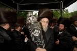שמחת הכנסת ספר תורה געשריבן געווארן דורך מתפפללי ביהמ"ד פאפא- סעדל ריווער, בראשות כ"ק אדמו"ר מפאפא שליט"א, מעמד סיום כתיבת אותיות בבית הרבני הנגיד ר' ישראל חיים וועבער בריח התיכון פונעם שטיבל