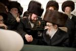 שמחת הכנסת ספר תורה געשריבן געווארן דורך מתפפללי ביהמ"ד פאפא- סעדל ריווער, בראשות כ"ק אדמו"ר מפאפא שליט"א, מעמד סיום כתיבת אותיות בבית הרבני הנגיד ר' ישראל חיים וועבער בריח התיכון פונעם שטיבל