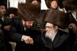 שמחת הכנסת ספר תורה געשריבן געווארן דורך מתפפללי ביהמ"ד פאפא- סעדל ריווער, בראשות כ"ק אדמו"ר מפאפא שליט"א, מעמד סיום כתיבת אותיות בבית הרבני הנגיד ר' ישראל חיים וועבער בריח התיכון פונעם שטיבל