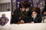 שמחת הכנסת ספר תורה געשריבן געווארן דורך מתפפללי ביהמ"ד פאפא- סעדל ריווער, בראשות כ"ק אדמו"ר מפאפא שליט"א, מעמד סיום כתיבת אותיות בבית הרבני הנגיד ר' ישראל חיים וועבער בריח התיכון פונעם שטיבל