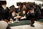 שמחת הכנסת ספר תורה געשריבן געווארן דורך מתפפללי ביהמ"ד פאפא- סעדל ריווער, בראשות כ"ק אדמו"ר מפאפא שליט"א, מעמד סיום כתיבת אותיות בבית הרבני הנגיד ר' ישראל חיים וועבער בריח התיכון פונעם שטיבל