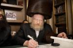 שמחת הכנסת ספר תורה געשריבן געווארן דורך מתפפללי ביהמ"ד פאפא- סעדל ריווער, בראשות כ"ק אדמו"ר מפאפא שליט"א, מעמד סיום כתיבת אותיות בבית הרבני הנגיד ר' ישראל חיים וועבער בריח התיכון פונעם שטיבל