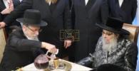 כ"ק אדמו"ר מסאטמאר שליט"א אויף א באזוך ביי הרב מרדכי קאהן ראש הקהל פון סאטמאר אין קאנאדע ווי ער האט געגעבן א מיליאן דאלער פאר די מוסדות