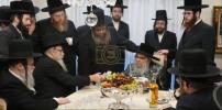 כ"ק אדמו"ר מסאטמאר שליט"א אויף א באזוך ביי הרב מרדכי קאהן ראש הקהל פון סאטמאר אין קאנאדע ווי ער האט געגעבן א מיליאן דאלער פאר די מוסדות
