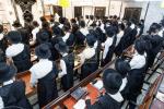 הנחת תפילין לנכד כ"ק ראש ישיבת סאטמאר בני ברק שליט"א אין היכל הישיבה קטנה 'ישיבת מהרי"ט' דסאטמאר בני ברק