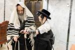 הנחת תפילין לנכד כ"ק ראש ישיבת סאטמאר בני ברק שליט"א אין היכל הישיבה קטנה 'ישיבת מהרי"ט' דסאטמאר בני ברק