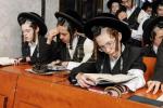 הנחת תפילין לנכד כ"ק ראש ישיבת סאטמאר בני ברק שליט"א אין היכל הישיבה קטנה 'ישיבת מהרי"ט' דסאטמאר בני ברק