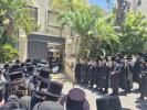 כ"ק אדמו"ר מבעלזא שליט"א איז זיך משתתף ביים לויה פון הרה"ח ר' יהודה אריה שטראוס ז"ל 