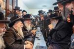 כ"ק מרנן האדמורי"ם מקרעטשניף, בוהוש, מודזיץ און זוועהיל שליט"א ביים מנחם אבל זיין כ"ק אדמו"ר מוואסלוי שליט"א על פטירת בנו זצ"ל