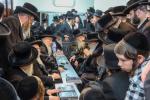 כ"ק מרנן האדמורי"ם מקרעטשניף, בוהוש, מודזיץ און זוועהיל שליט"א ביים מנחם אבל זיין כ"ק אדמו"ר מוואסלוי שליט"א על פטירת בנו זצ"ל