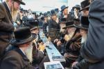 כ"ק מרנן האדמורי"ם מקרעטשניף, בוהוש, מודזיץ און זוועהיל שליט"א ביים מנחם אבל זיין כ"ק אדמו"ר מוואסלוי שליט"א על פטירת בנו זצ"ל