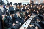 כ"ק מרנן האדמורי"ם מקרעטשניף, בוהוש, מודזיץ און זוועהיל שליט"א ביים מנחם אבל זיין כ"ק אדמו"ר מוואסלוי שליט"א על פטירת בנו זצ"ל