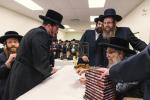 חומש סעודה אין סאטמאר מאנטריאל בראשות כ"ק אדמו"ר מסאטמאר שליט"א 