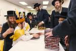 חומש סעודה אין סאטמאר מאנטריאל בראשות כ"ק אדמו"ר מסאטמאר שליט"א 