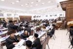 שבת התאחדות בצל כנפיך מיט תלמידי המתיבתא אין מחנה דברי יואל צוזאמען מיטן מעמד התחלת הש"ס דורך די תלמידי הישיבה