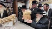 שמחת ראשית הגז ביי כ"ק גאב"ד ירושלים שליט"א. ביים הויכפונקט פון די מעמד האט דער רב איבערגעגעבן די וואל פאר'ן כהן, כ"ק אדמו"ר מפינסק קארלין שליט"א, וועלכער האט עס געהויבן מיט גרויס התלהבות בשירה וזמרה.
