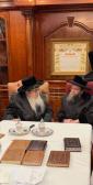 כ"ק אדמו"ר מקרעטשניף סיגעט שליט"א באזוכט ביי כ"ק אדמו"ר מטאהש שליט"א און ביים ציון הקדוש אין טאהש