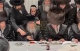 כ"ק אדמו"ר מסאטמאר שליט"א ביי שמחת החתונה בבית הרה"ח ר' משה אלי' עסטרייכער הי"ו מנכ"ל המוסדות אין קרית יואל, אין עטרת מלכה זאל, וואו דער רבי שליט"א האט געטרונקען לחיים, געזאגט די שבע ברכות, און דערנאך געטאנצן ריקודין של מצוה לפני הכלה. ווערט אויך געזען ה