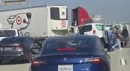 א יונגער דרייווער ארעסטירט געווארן נאכדעם וואס א "טארגעט" טראק האט אריינגעקראכט און דורכגעבראכן דעם פריוועי.